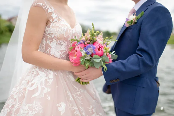 Hermosa Pareja Boda Posando Para Fotógrafo Naturaleza Con Lago Parque —  Fotos de Stock