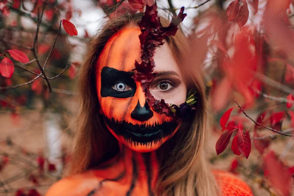 Jong Blond Meisje Met Halloween Gezicht Kunst Poseren Buiten Helloween — Stockfoto