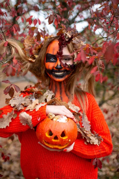 Giovane Ragazza Bionda Con Halloween Faccia Arte Posa All Aperto — Foto Stock