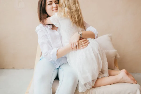 Retrato Estilo Vida Interior Madre Hija Mamá Con Niño Divertirse —  Fotos de Stock