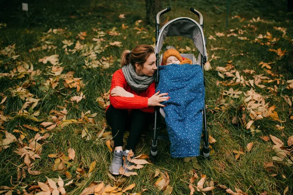 Porträtt Ung Vacker Kaukasisk Kvinna Röd Tröja Svarta Byxor Svabbade — Stockfoto