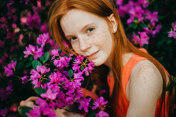 夏のドレスのかわいい女の子は植物園で植物を楽しんでいます — ストック写真