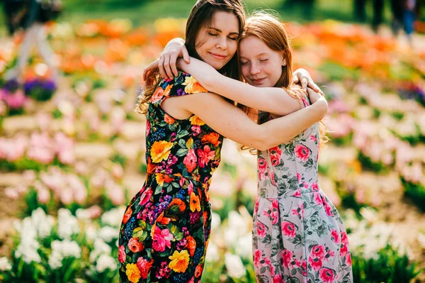 Attraktives Kind Mit Langen Roten Haaren Rosa Kleid Freut Sich — Stockfoto