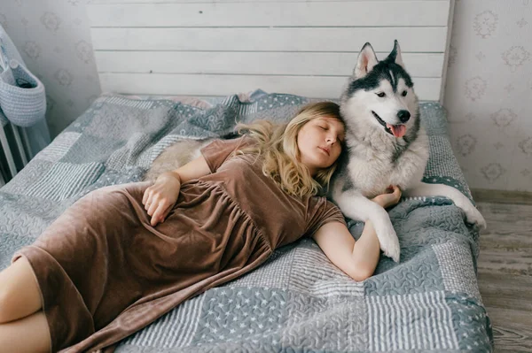 Menina Vestido Marrom Deitado Cama Casa Dormindo Com Filhote Cachorro — Fotografia de Stock