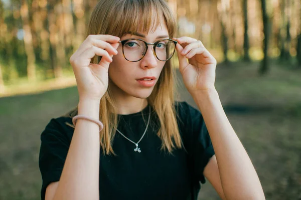 Portrét Krásné Mladé Dívky Krátkými Světlými Vlasy Modrýma Očima Černé — Stock fotografie