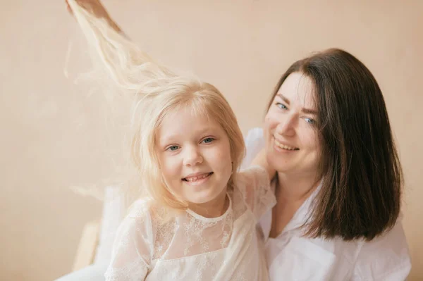 Moeder Dochter Indoor Lifestyle Portret Mam Met Kind Hebben Plezier — Stockfoto