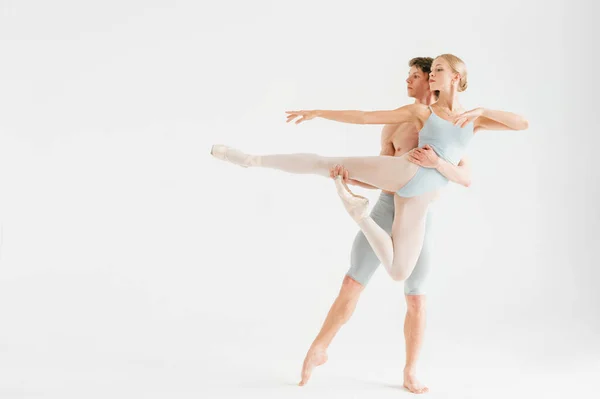 Jovem Casal Bailarinos Modernos Posando Sobre Fundo Estúdio Branco — Fotografia de Stock