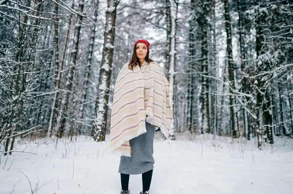 Mladá Atraktivní Brunetka Dívka Krytí Teplým Pláštěm Pózování Sněhovém Lese — Stock fotografie