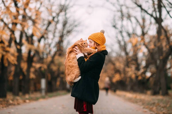 Menina Sardas Pouco Alegre Com Aparência Irlandesa Segurando Gatinho Engraçado — Fotografia de Stock