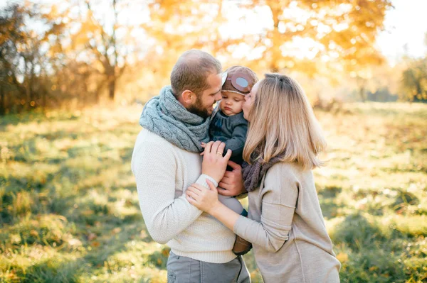 Glad Familj Par Med Barn Pilot Hjälm Uppriktiga Känslor Utomhus — Stockfoto