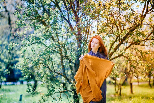 Encantadora Jovem Com Cabelo Vermelho Está Divertindo Com Amarelo Brilhante — Fotografia de Stock