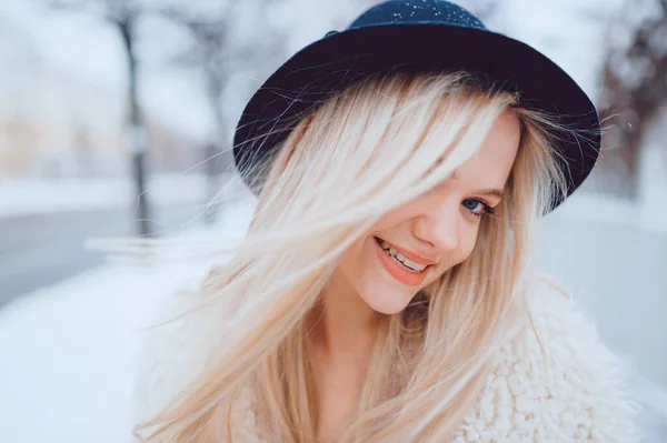 Портрет Смішної Усміхненої Стильної Блондинки Капелюсі — стокове фото