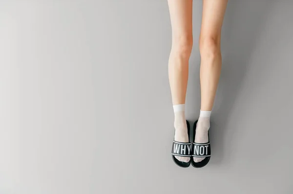 Çizgili Turuncu Çoraplı Şık Kauçuk Ayakkabılı Gri Arka Planda Olmayan — Stok fotoğraf