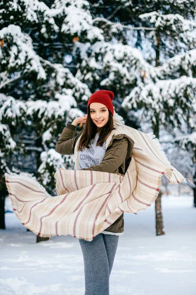 Junge Attraktive Brünette Mädchen Posiert Mit Einem Fliegenden Umhang Schnee — Stockfoto
