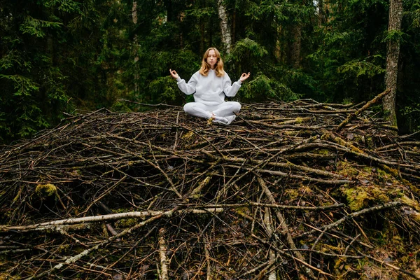 Jovem Loira Traje Branco Medita Colina Vara Floresta — Fotografia de Stock