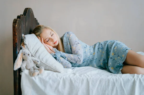 Młoda Piękna Dziewczyna Śpi Łóżku Dzieckiem Zabawki Jak Dziecko — Zdjęcie stockowe