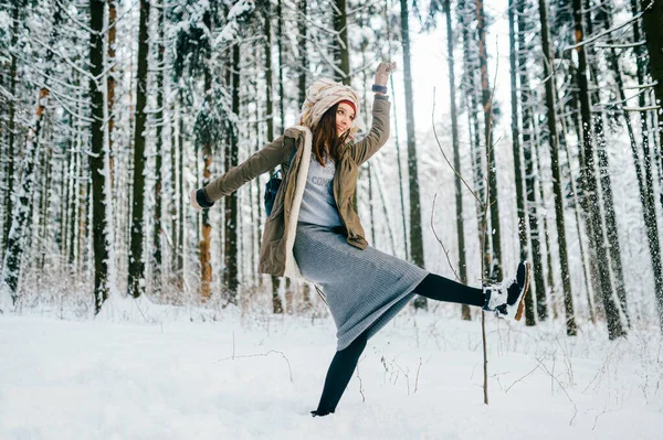 Vtipná Mladá Atraktivní Dívka Turbanem Šály Pózující Sněžném Lese — Stock fotografie