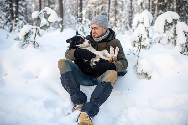 Homem Feliz Segurando Cão Adorável Suas Mãos Floresta Nevada Garoto — Fotografia de Stock