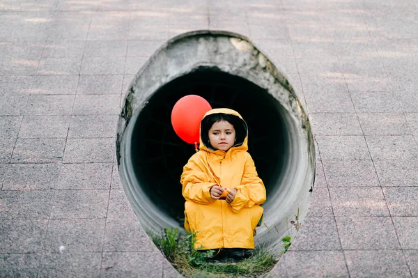 Portret Van Een Mooi Klein Meisje Een Grote Volwassen Oversized — Stockfoto