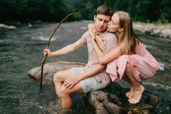 Estilo Vida Casal Amoroso Abraçando Pedra Rio — Fotografia de Stock