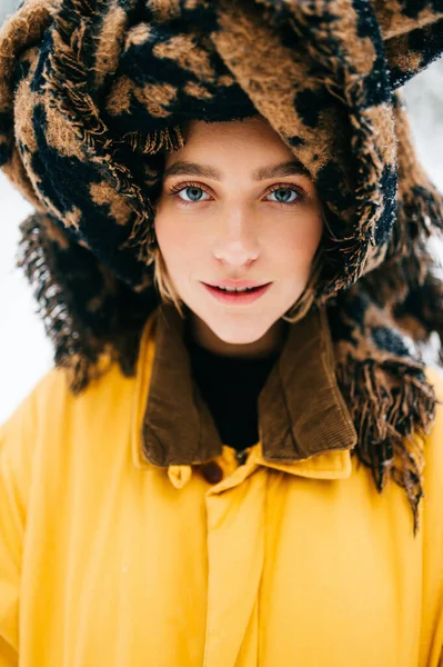 Junge Attraktive Mädchen Mit Leidenschaftlichen Augen Und Erstaunlich Schönem Gesicht — Stockfoto