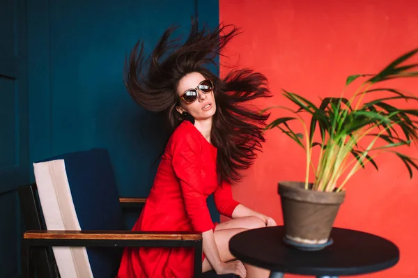 Piękna Dziewczyna Moda Czarnymi Długimi Włosami Okularach Przeciwsłonecznych Czerwona Elegancka — Zdjęcie stockowe