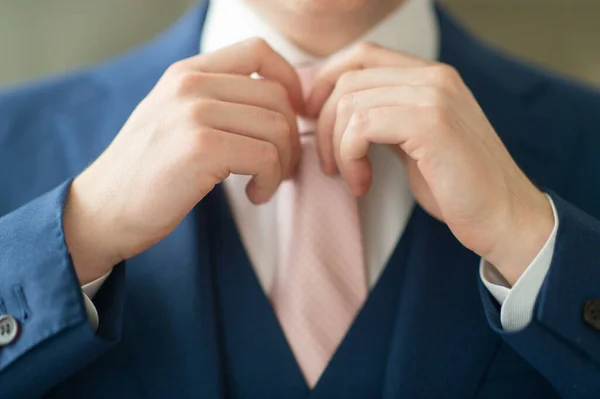 Boldog Vőlegény Igazítja Nyakkendőjét — Stock Fotó