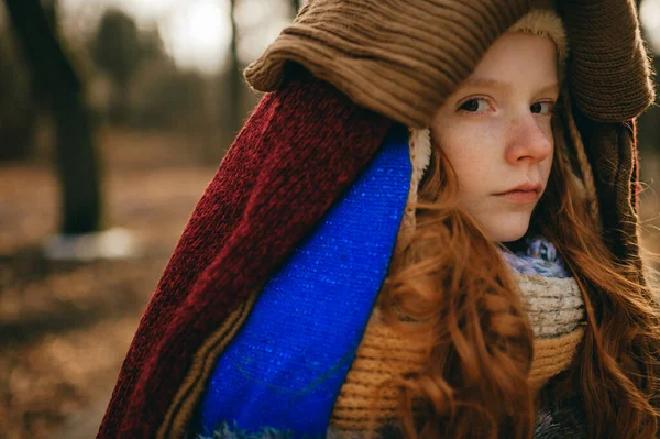 Mooi Schattig Meisje Met Rood Haar Bang Bevriezen Herfst Warm — Stockfoto