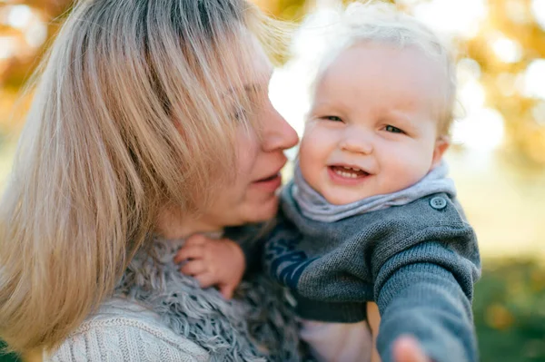 Young Smiling Woman Her Funny Child Closeup Portrait Nature — ストック写真