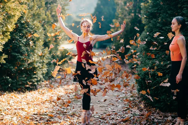 Retrato Engraçado Uma Menina Bailarina Olhando Para Seu Amigo Dançarino — Fotografia de Stock