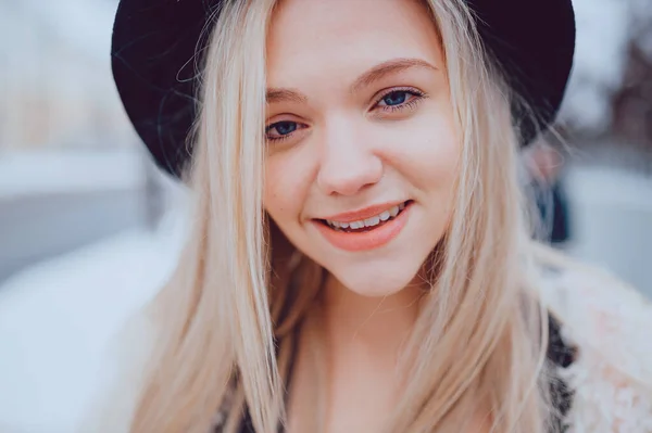 Retrato Engraçado Sorrindo Menina Loira Elegante Chapéu — Fotografia de Stock