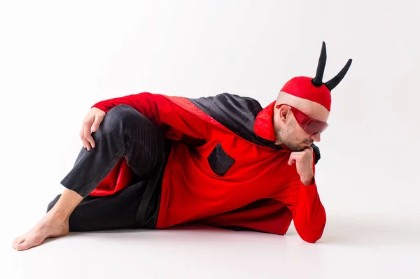 Hombre Moda Negro Rojo Diabólico Ropa Carnaval Con Cuernos Diablo — Foto de Stock