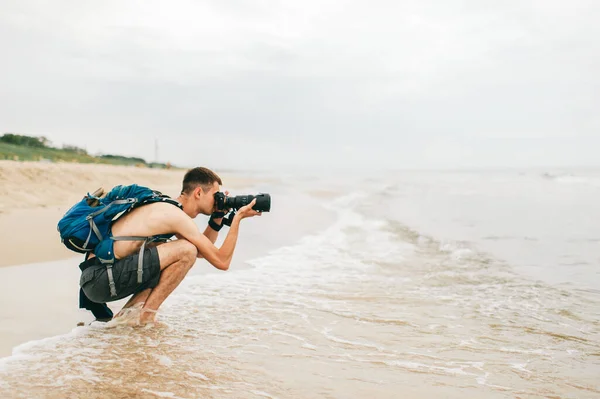 Mann Mit Fotokamera Der Das Meer Fotografiert Mann Fotografiert Strand — Stockfoto