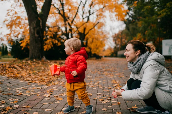 Bild Glad Familj Två Vacker Kaukasiska Mor Bryr Sig Sitt — Stockfoto