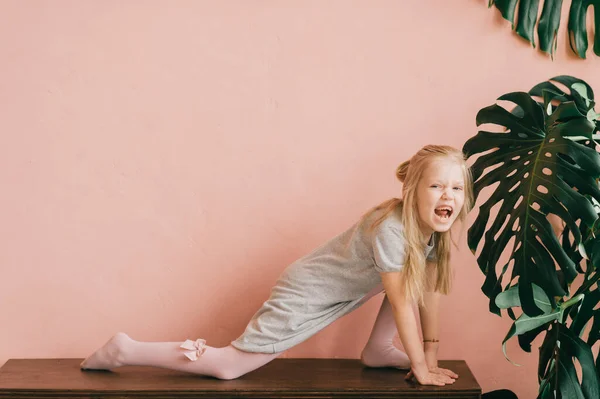 Mooie Kleine Blonde Langharige Meisje Witte Panty Poseren Voor Camera — Stockfoto