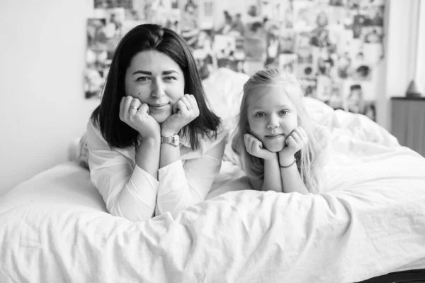 엄마의 양식부드러운 초상화가 침대에 귀여운 어머니와 미소짓는 뒤에는 — 스톡 사진