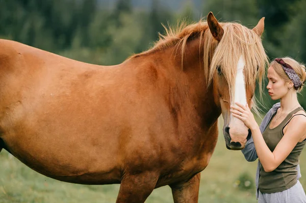 Jovem Menina Bonita Abraçando Cavalo Natureza — Fotografia de Stock