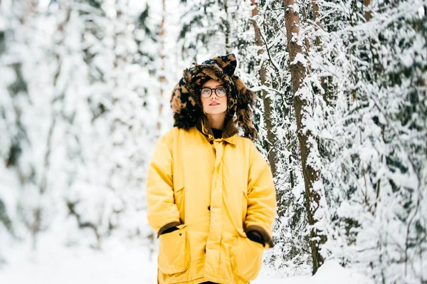 Krásná Módní Stylová Dívka Neobvyklou Čelenkou Hlavě Pózuje Pro Kameru — Stock fotografie