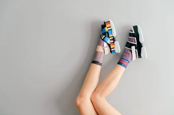 Schöne Frauenbeine Unpassenden Trendigen Socken Posieren Zwei Verschiedenen Modischen High — Stockfoto