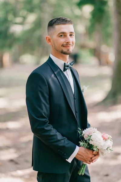 Groom Bouquet Flowers Posing Outdoor — Stock Photo, Image