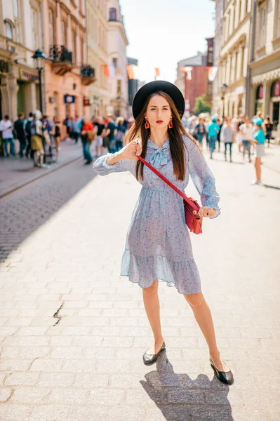 Joven Morena Alegre Vestido Elegante Sombrero Posando Calle Ciudad Con — Foto de Stock