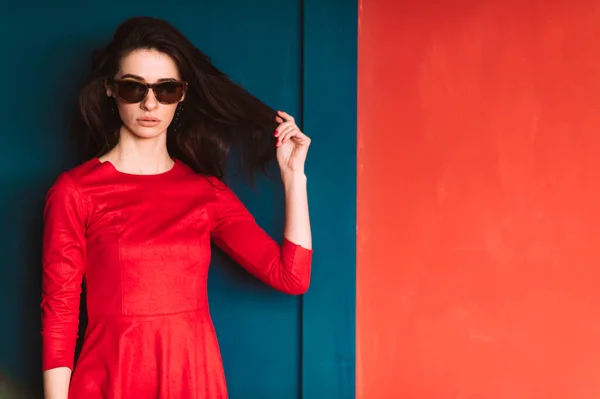 Красива Дівчина Моди Довгим Волоссям Іспанська Зовнішність Сонцезахисних Окулярах Червона — стокове фото
