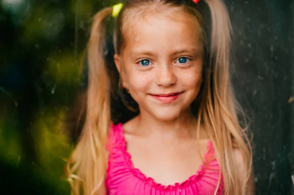 Foto Van Schattig Blank Meisje Met Lang Blond Haar Roze — Stockfoto