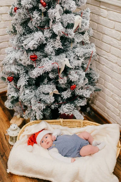 Uma Criança Pequena Bonito Pijama Azul Chapéu Ano Novo Vermelho — Fotografia de Stock