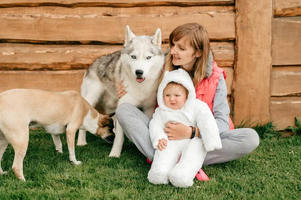 Feliz Madre Sentada Hierba Sosteniendo Divertido Bebé Niño Traje Oso —  Fotos de Stock