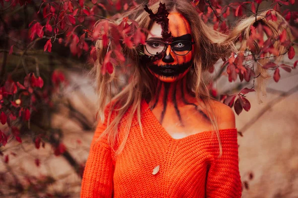 Chica Rubia Joven Con Halloween Cara Arte Posando Aire Libre — Foto de Stock