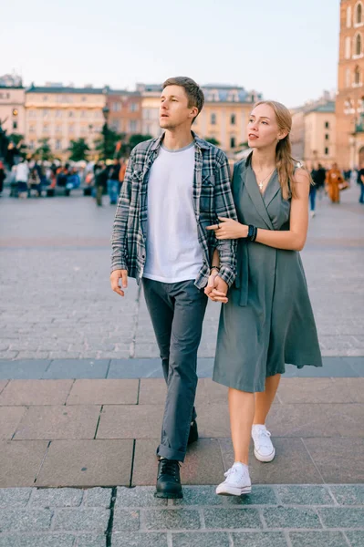 Szczęśliwa Kochająca Się Para Uśmiecha Się Spaceruje Głównym Placu Krakowie — Zdjęcie stockowe
