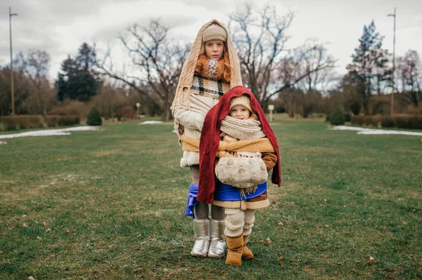 Zwei Kleine Mädchen Beschlossen Kalten Herbst Eine Lange Wanderung Unternehmen — Stockfoto
