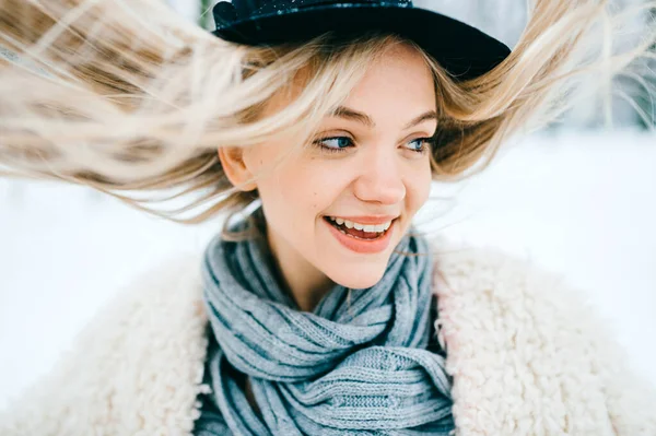 Portret Van Grappig Vrij Stijlvol Blond Meisje Met Vliegend Haar — Stockfoto