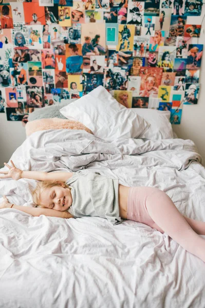 Şaklabanlık Yapan Şaklabanlık Yapan Çocuk Odasında Beyaz Yatakta Surat Yapan — Stok fotoğraf